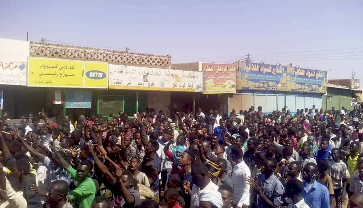 مئات المصلّين خرجوا في تظاهرة... تفريق سودانيين بالغاز المسيل للدموع في أم درمان
