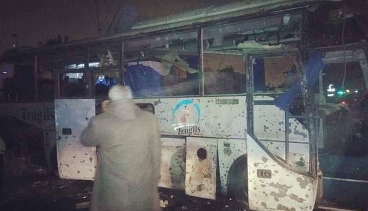 انفجار بجوار حافلة سياحية في الجيزة: مقتل سائحين وإصابة 12 شخصاً