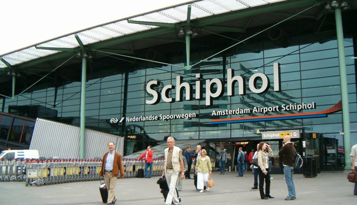 احتجاز رجل في مطار أمستردام بعد تهديد بوجود قنبلة