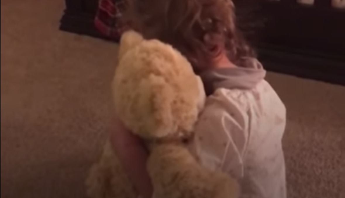 فيديو مؤثّر لردّ فعل طفلة لدى سماعها صوت والدها الغائب