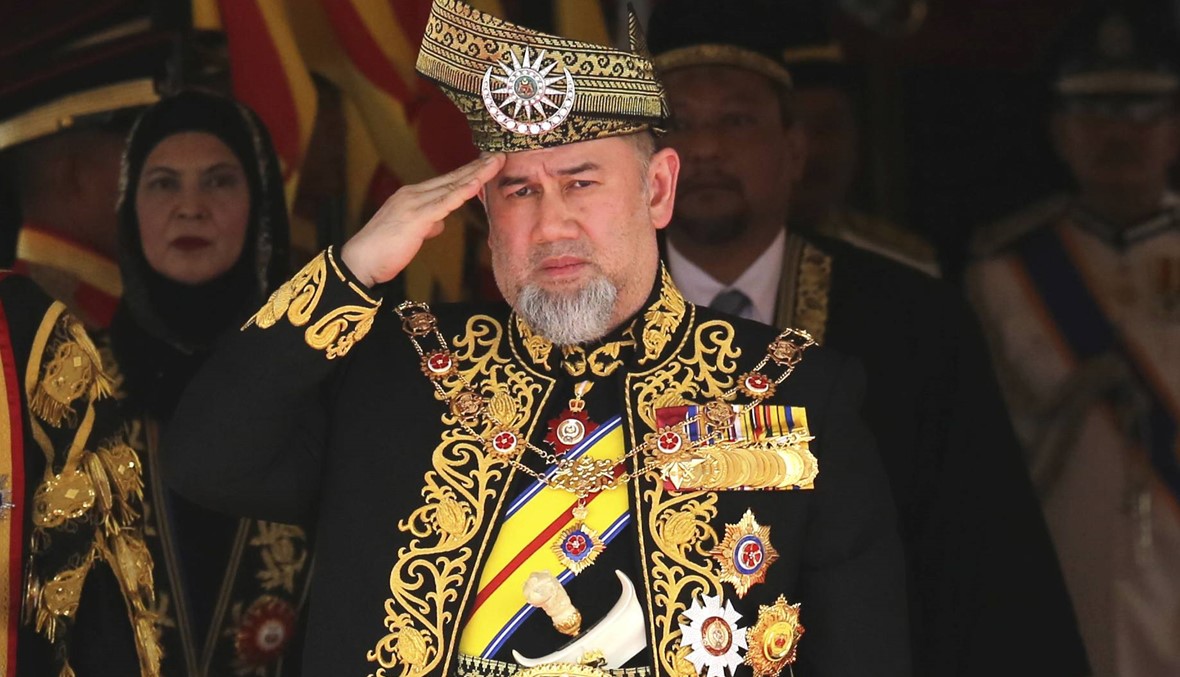 القصر أعلن الشعب: العاهل الماليزي يتخلّى عن العرش
