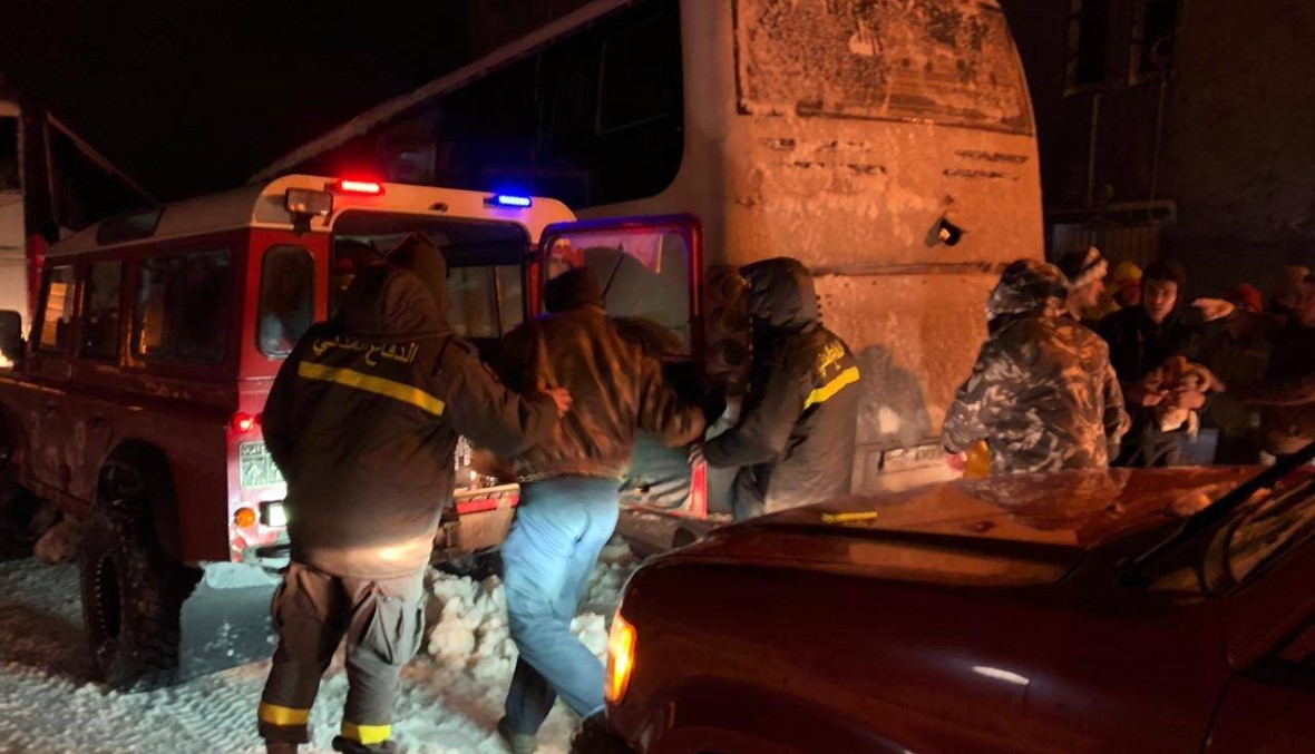 انقاذ ركاب باصين بولمان من التابعية السورية بينهم ١٠ اطفال على طريق ضهر البيدر