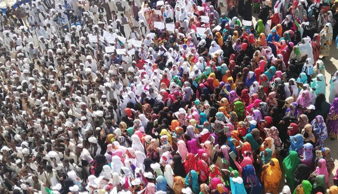 "الثورة خيار الشعب"... مسيرة في القضارف السودانية تكريماً للضحايا