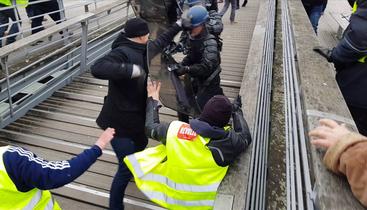 غضبٌ بين "السترات الصفر" في فرنسا: القضاء رفض إطلاق محتج لَكَم شرطيّين