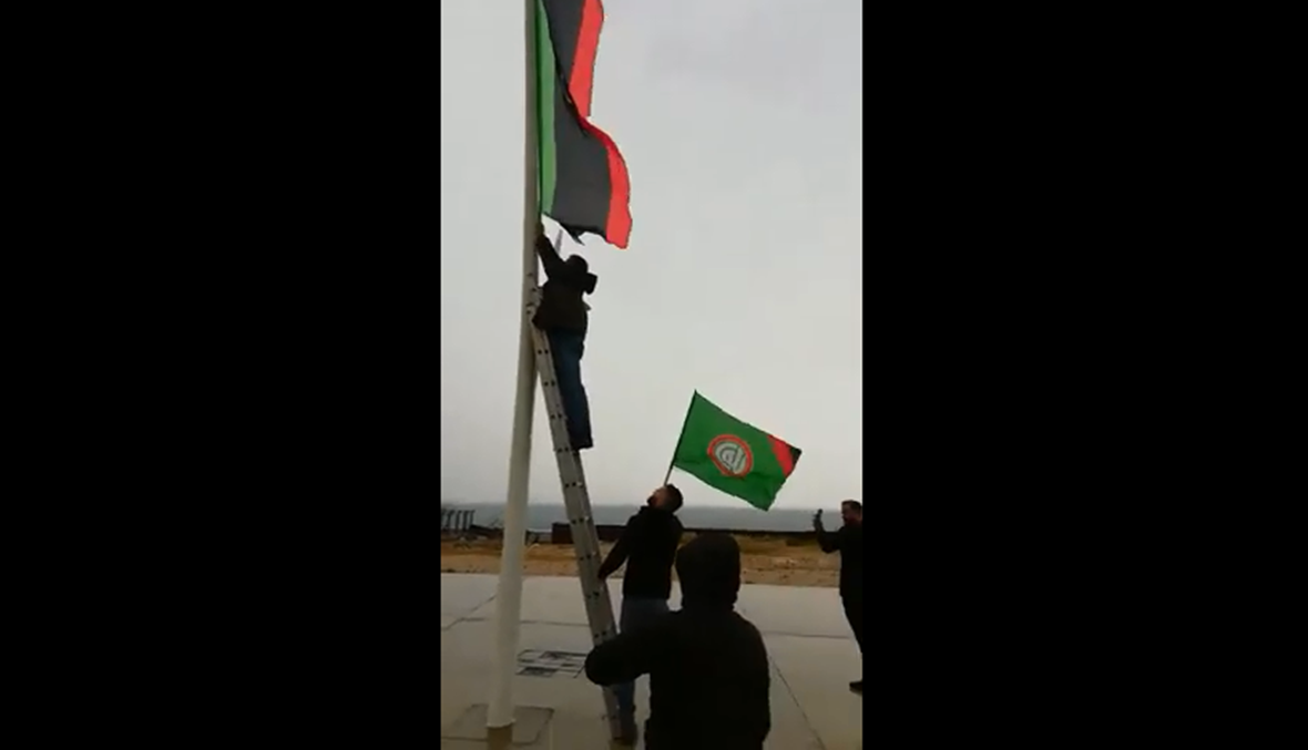 بالفيديو... انزال العلم الليبي ورفع علم حركة "امل" مكانه على طريق البيال