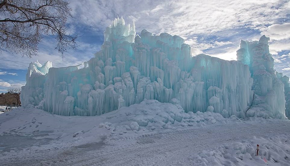 قضوا 10 آلاف ساعة لبناء قلاع جليدية ضخمة (صور)