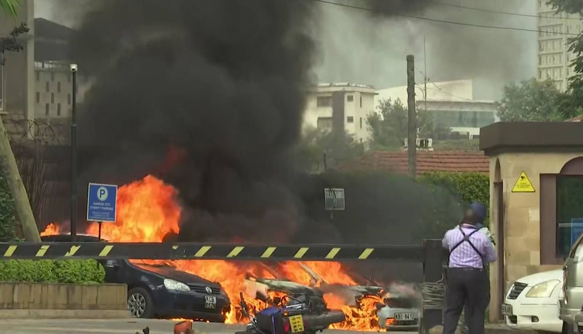 نيروبي: قنبلة وإطلاق نار كثيف في مجمّع يضم فندقاً ومكاتب