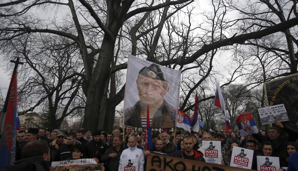صربيا تستقبل بوتين بحفاوة كبيرة... "قمصان وكؤوس تحمل صوره"