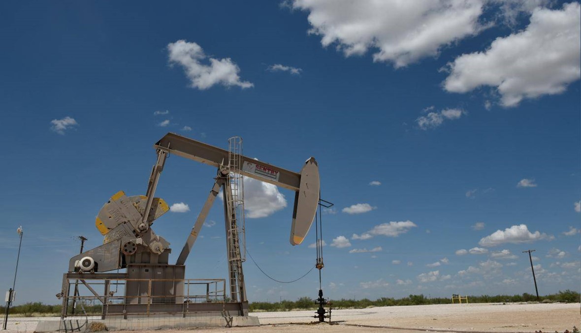 النفط يتراجع مع اقتراب إنتاج الخام الأميركي من 12 مليون برميل يومياً
