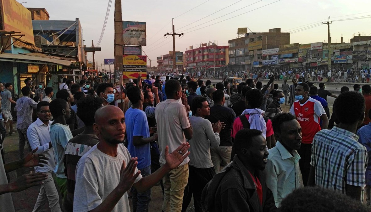 السودان: متظاهرون توجّهوا إلى القصر الرئاسي في الخرطوم... غاز مسيل للدموع لتفريقهم