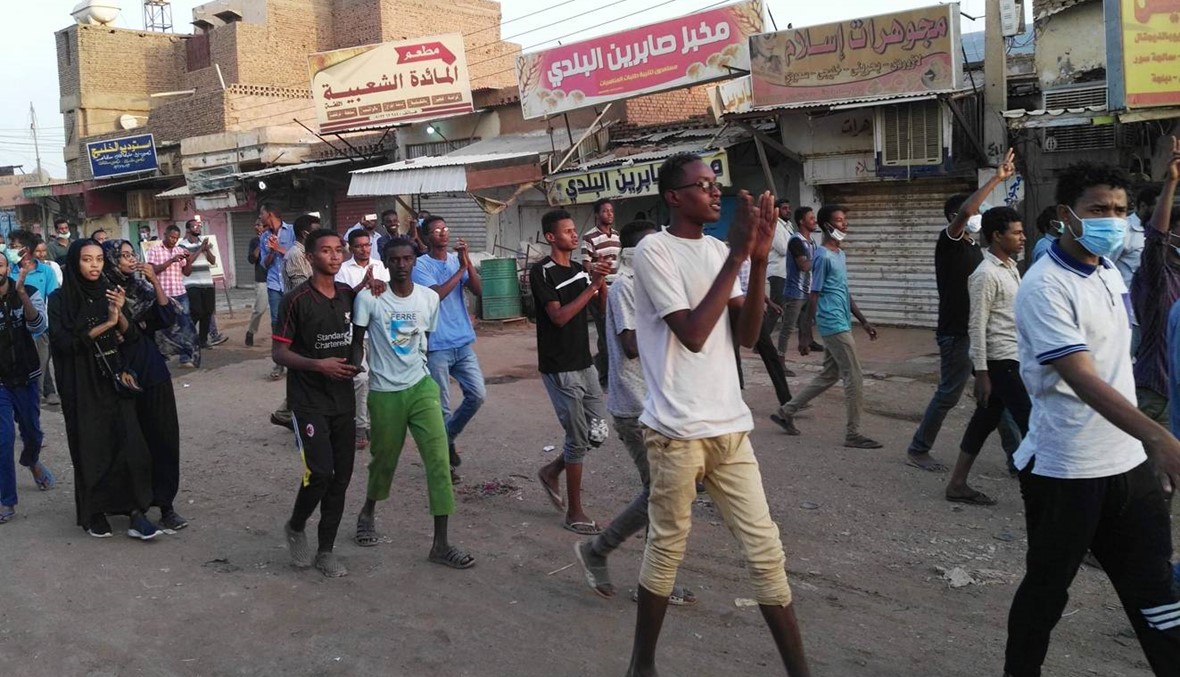 الحراك الشعبي مستمر في السودان وتفريق تظاهرة قرب القصر الجمهوري