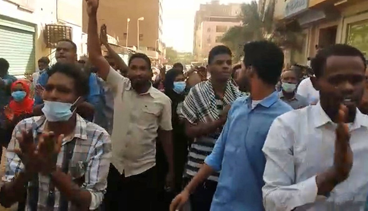 السودان: الشرطة تُطلق النار صوب مشيّعين خارج منزل محتج قتيل