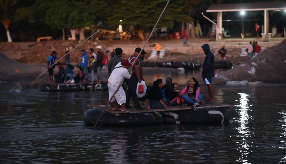 أول مجموعة من المهاجرين الهندوراسيّين تعبر الحدود المكسيكيّة