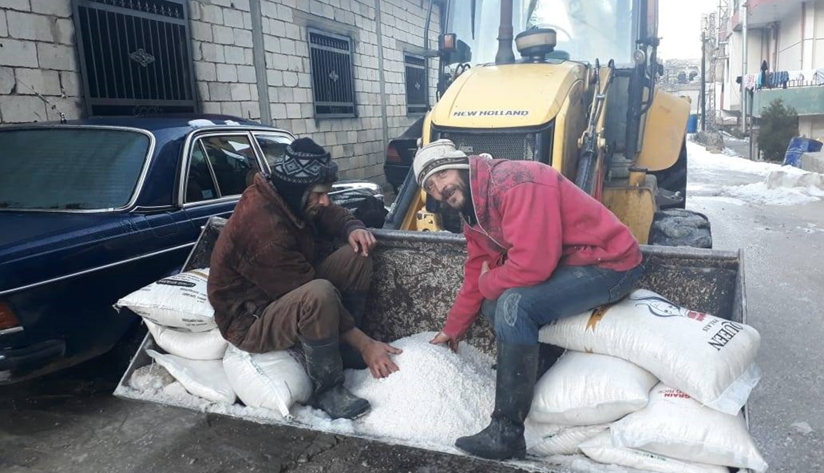 الجليد على طرقات عكار الجبلية وعمال يرشون الملح لإذابته (صور)