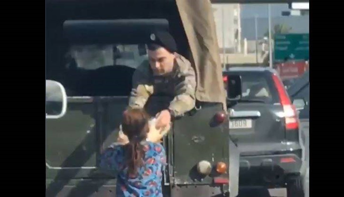 فيديو لجندي يساعد طفلة اجتاح مواقع التواصل... "صباح التضحية والوفاء يا كبير"