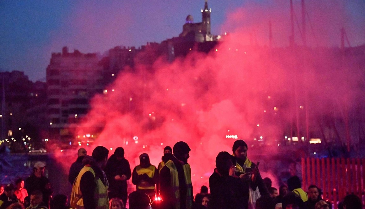 عشرات الآلاف من محتجي "السترات الصفر" يتظاهرون في فرنسا رغم "النقاش الكبير"