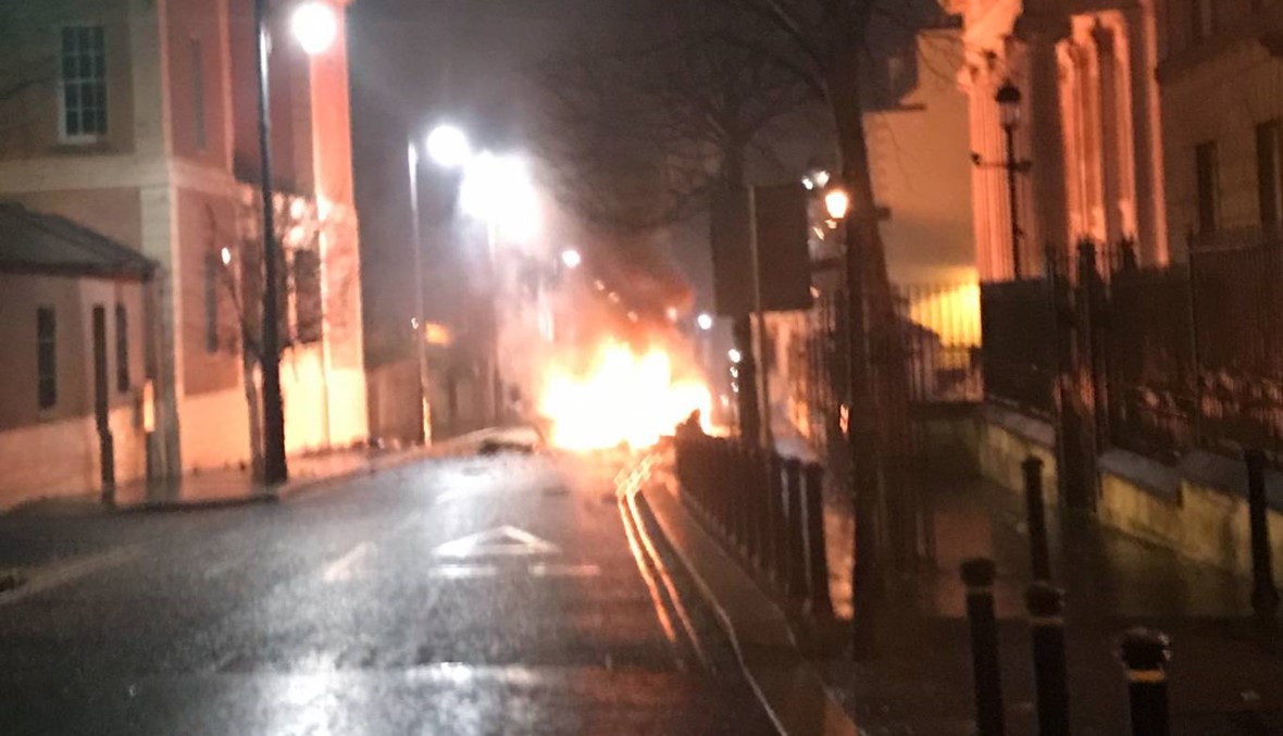 انفجار سيارة مفخخة "على الأرجح" في إيرلندا الشمالية... تنديد بـ"عمل إرهابي عديم الجدوى"