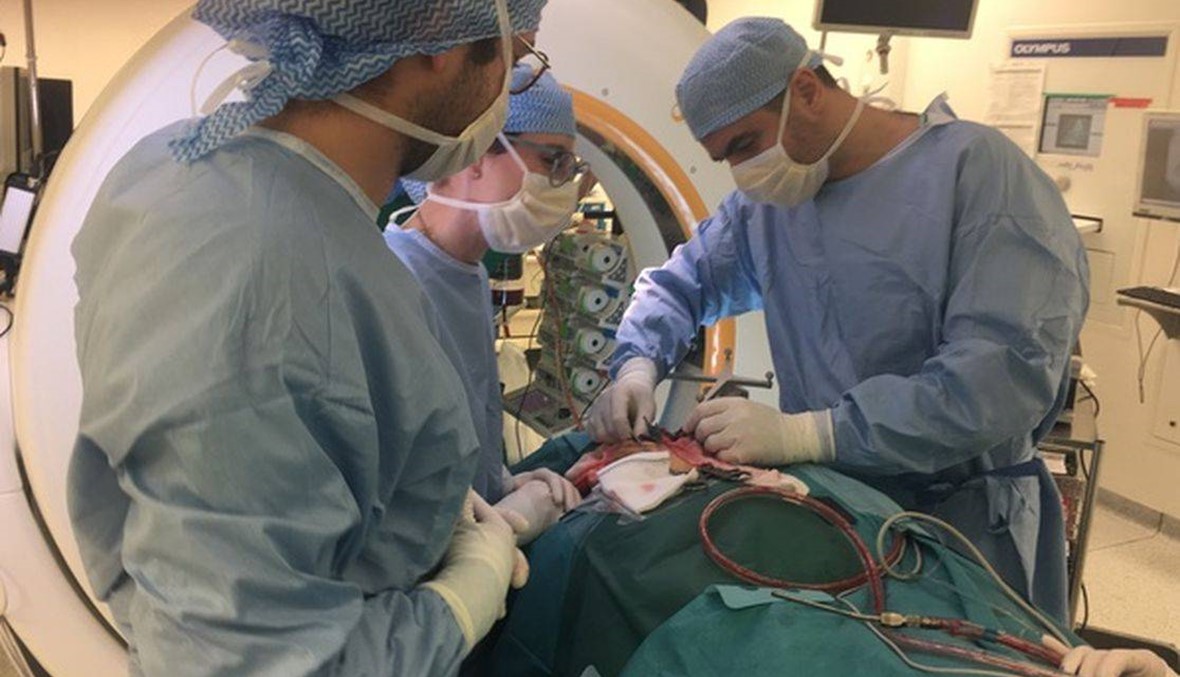 طبيب لبناني يجري جراحة لابن 3 سنوات وينقذه من الشلل