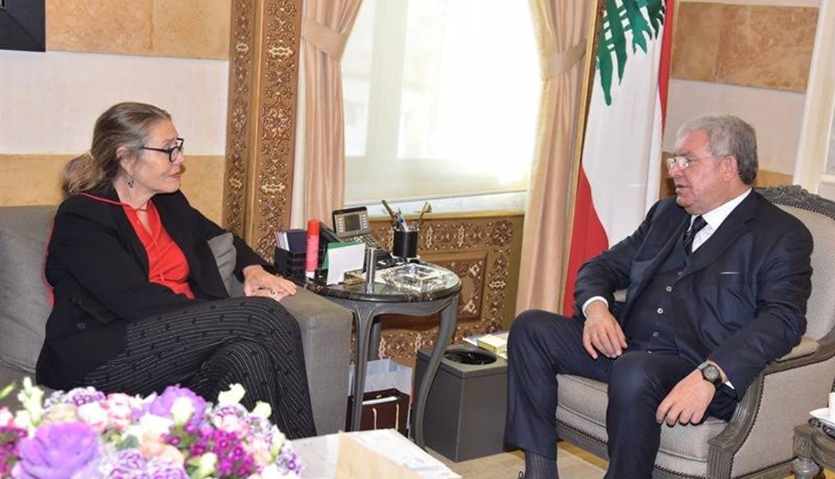 المشنوق التقى كارديل: لا يمكن فصل تطورات المنطقة المتسارعة عن لبنان