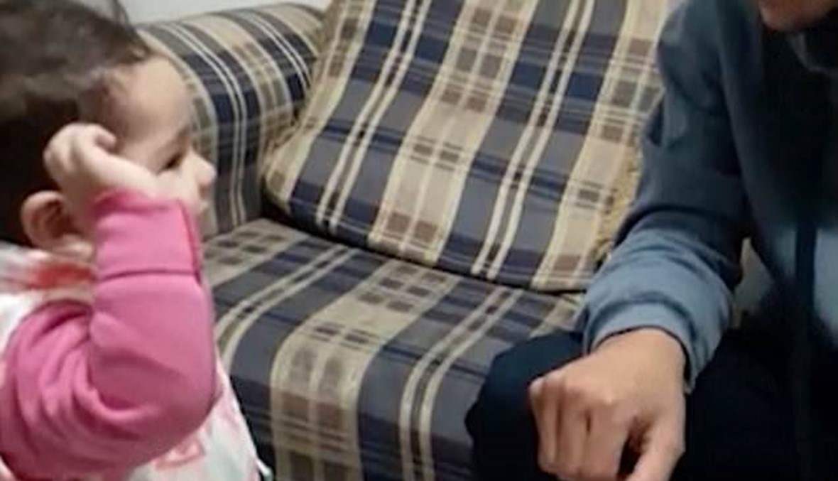 فيديو مؤثّر لطفلة تحاول التواصل مع والدها الأصمّ بلغة الإشارة
