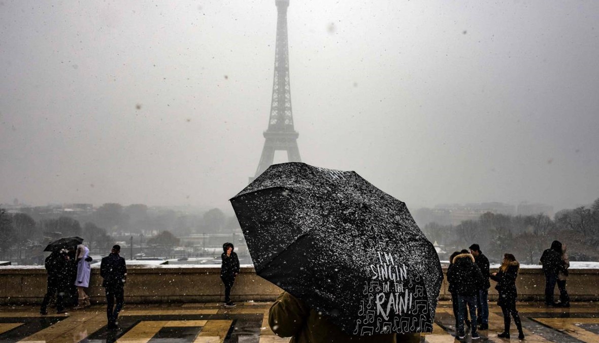 المنصات والسلالم "غير آمنة"... ثلوج باريس تُقفل برج إيفل