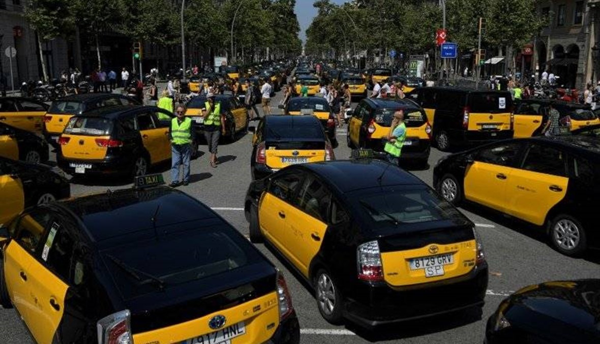 سائقو سيارات أجرة في مدريد يغلقون طرقاً احتجاجاً على أوبر