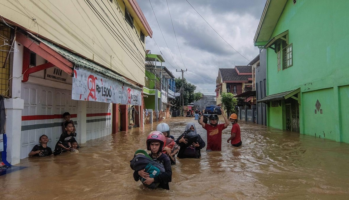 فيضانات وانزلاقات للتّربة في إندونيسيا: 30 قتيلاً، وإجلاء آلاف