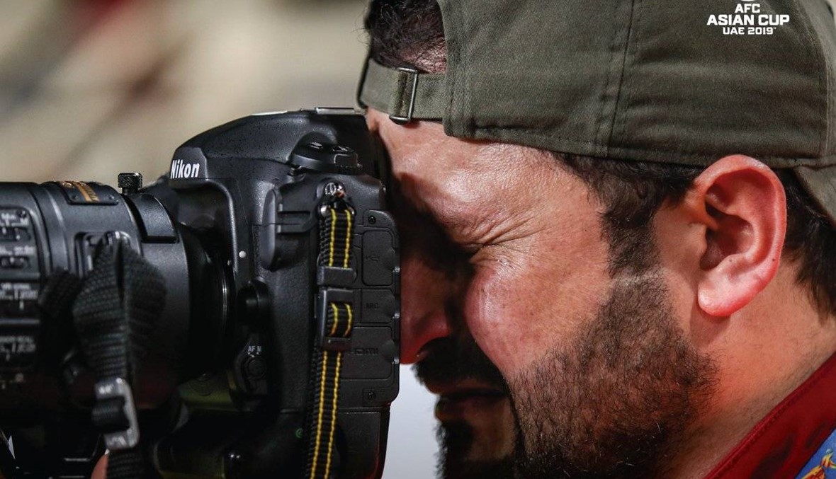 بالفيديو: المصور العراقي الذي شغل العالم يكشف عن سبب دموعه