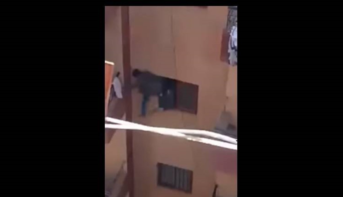 بالفيديو: أم مصرية تخاطر بحياة ابنها من اجل مفتاح