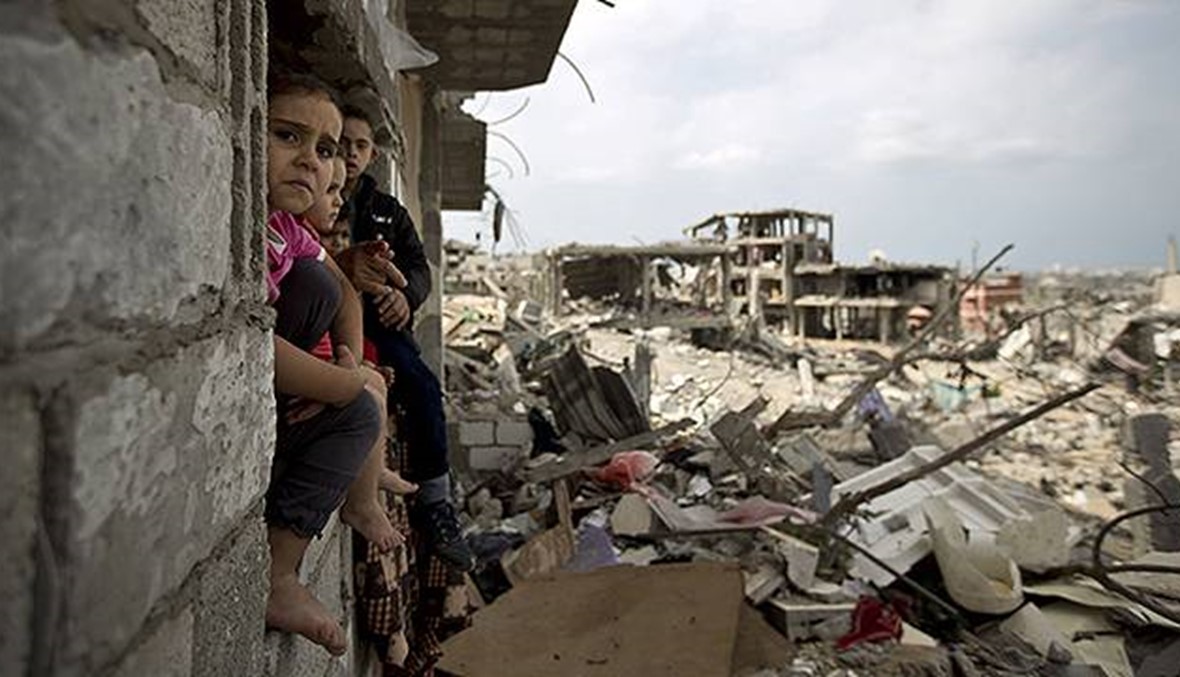 صرف منحة قطرية بمئة دولار لعائلات فقيرة في غزة