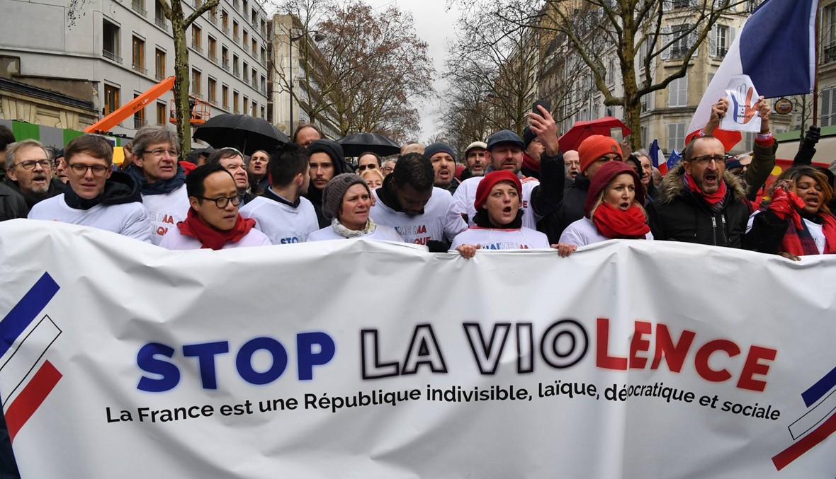 فرنسا: "الأوشحة الحمر" نزلوا إلى الشارع... "دفاعاً عن الجمهوريّة"