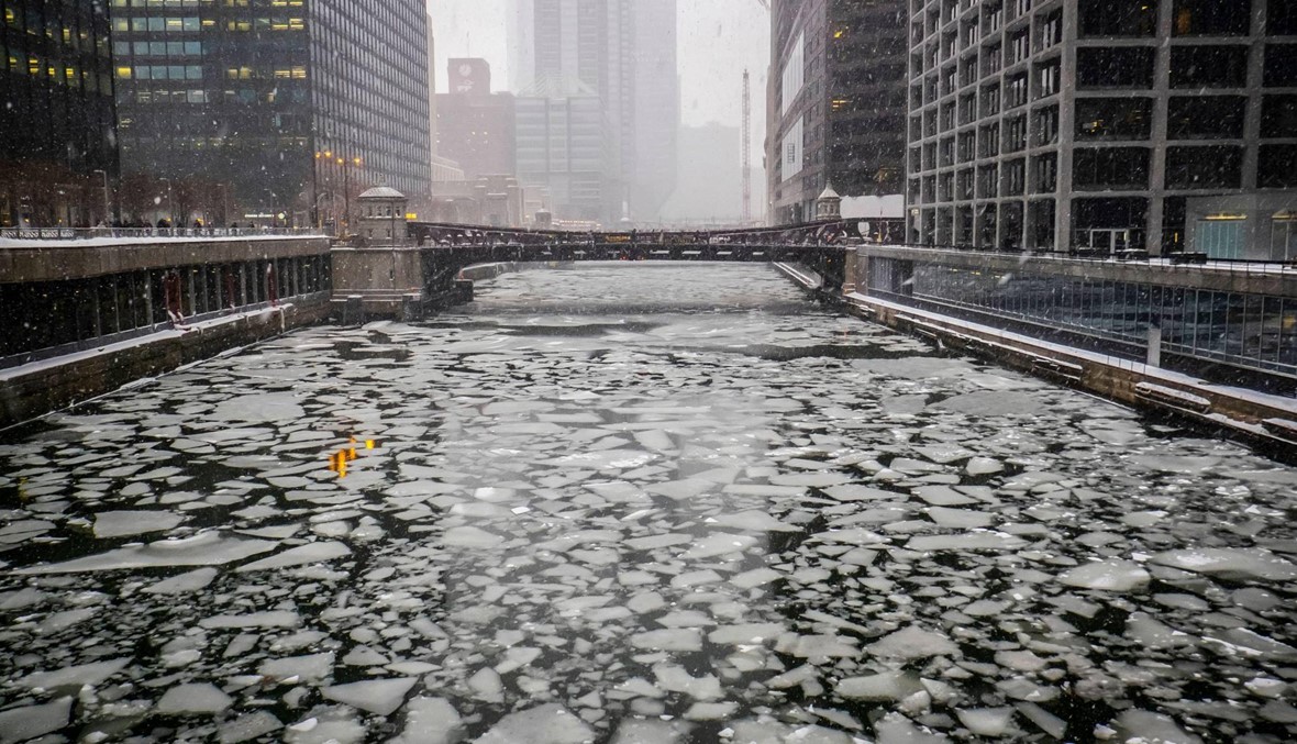 مشهد رائع لنهر شيكاغو المتجمّد... انخفاض درجات الحرارة بشكل غير طبيعي (فيديو)