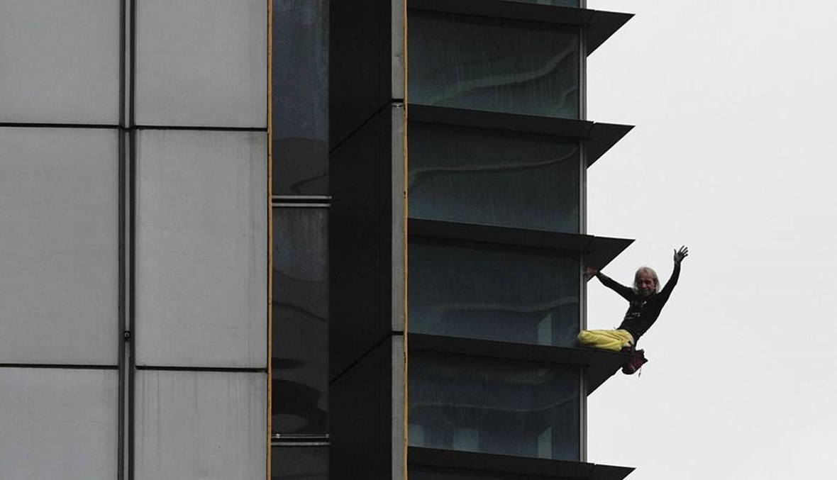 الرجل العنكبوت على ارتفاع 217 متراً من دون معدات أمان (فيديو وصور)