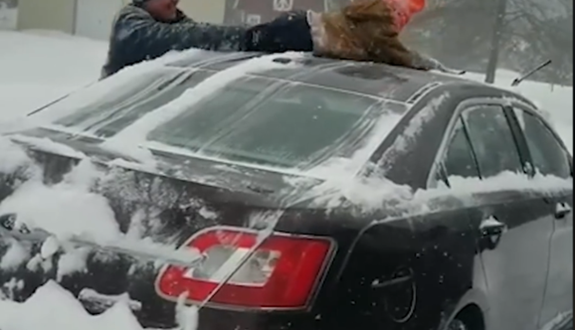 فيديو طريف لأب استخدم ابنه كأداة لإزالة الثلج عن السيارة!