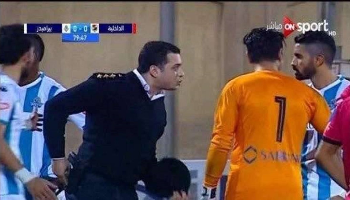 ضابط شرطة يقتحم مباراة في مصر لعلاج لاعب مصاب!