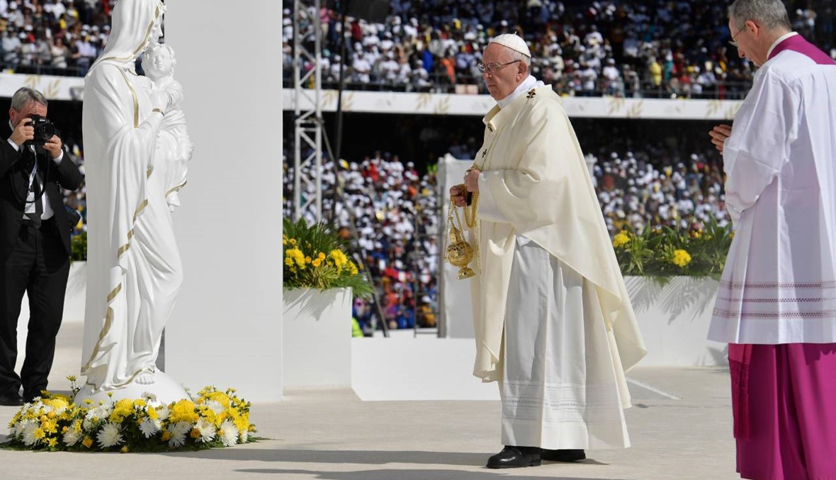 البابا فرنسيس تحت نجوم "الثريا": تمثال "أم يسوع"، والكرسي سيُحفَظ في المتحف