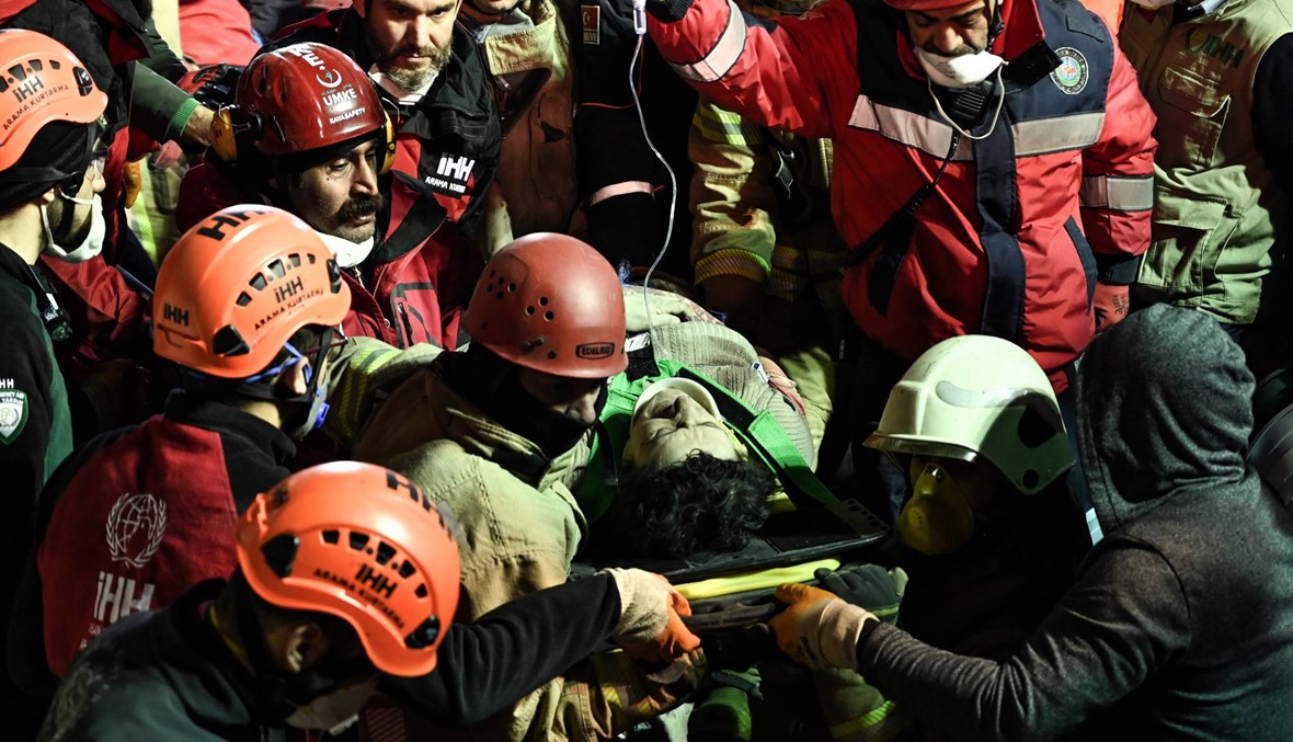 تركيا: إنقاذ فتى من تحت أنقاض مبنى بعد يومين من انهياره في إسطنبول