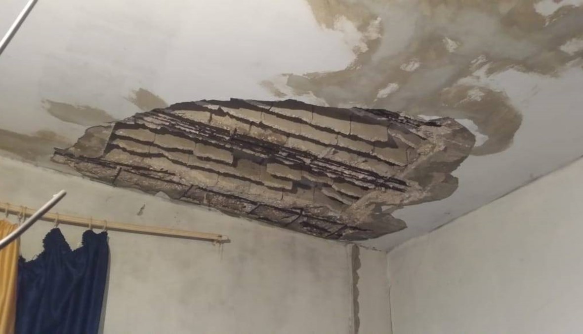 انهيار أجزاء سقف بمنزل قديم في تل قندي بسهل عكار... العائلة نجت