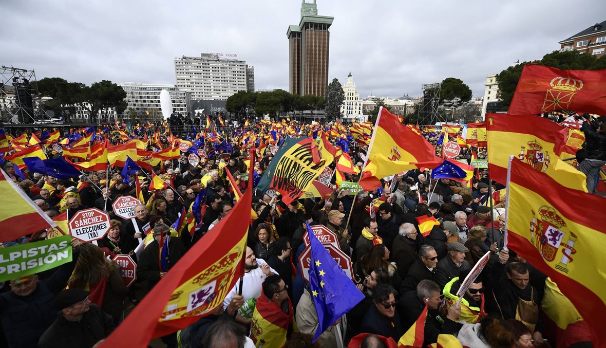 "من أجل إسبانيا موحّدة"... آلاف احتجّوا في مدريد على حوار سانشيز مع الكاتالونيّين الانفصاليّين