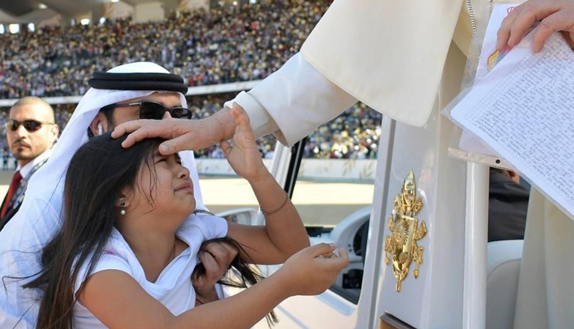 "إماراتي يناول بنته المسلمة ليباركها البابا فرنسيس": إليكم الحقيقة