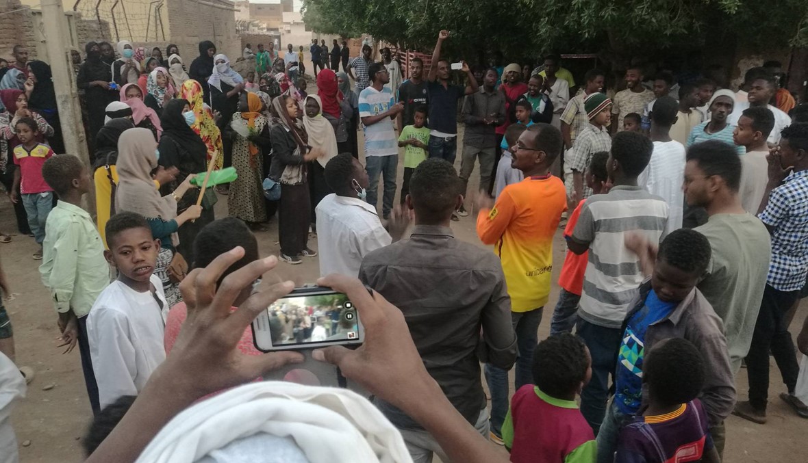 محتجّون في السودان يهتفون ضد البشير: مقتل بائع بسبب الغاز المسيل للدموع