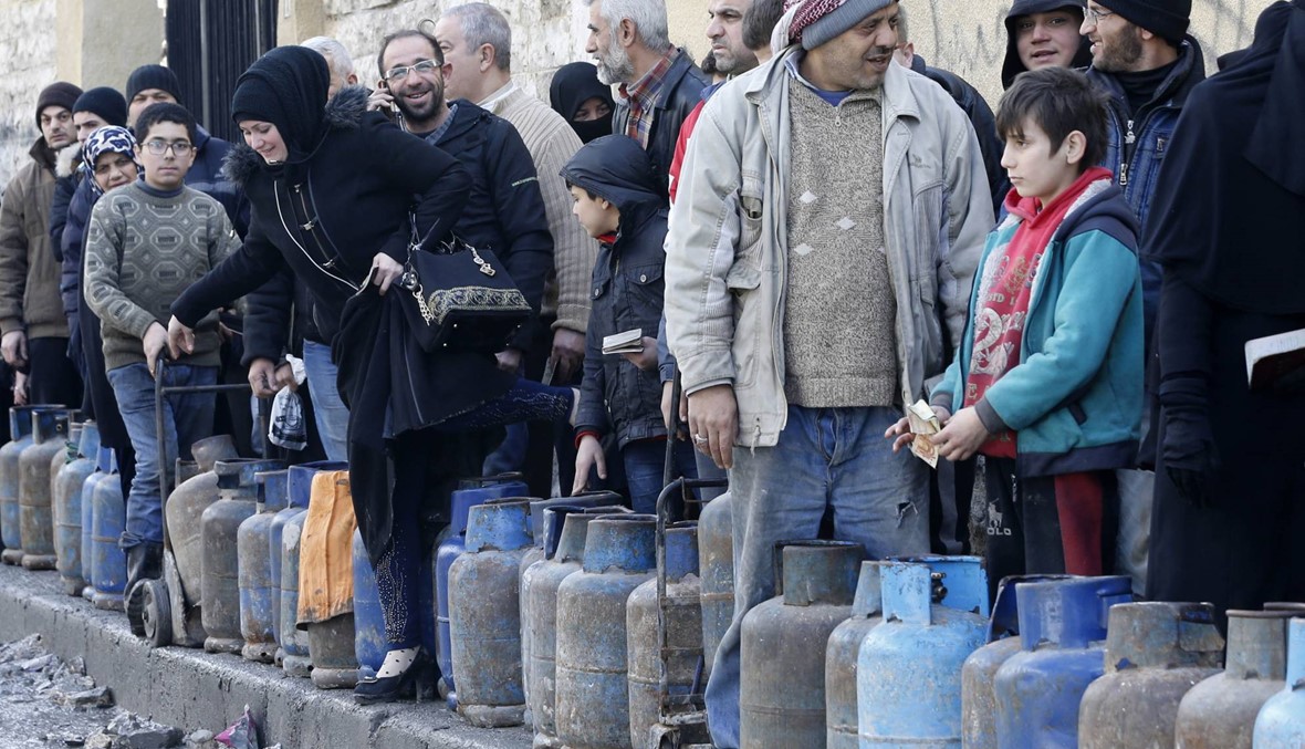 سكان حلب ينتظرون في طوابير طويلة للحصول على أسطوانات غاز
