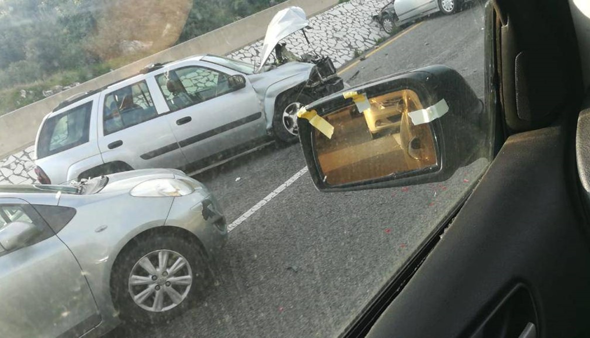 بالصور: جريحان في حادث سير على اوتوستراد المدفون باتجاه بيروت
