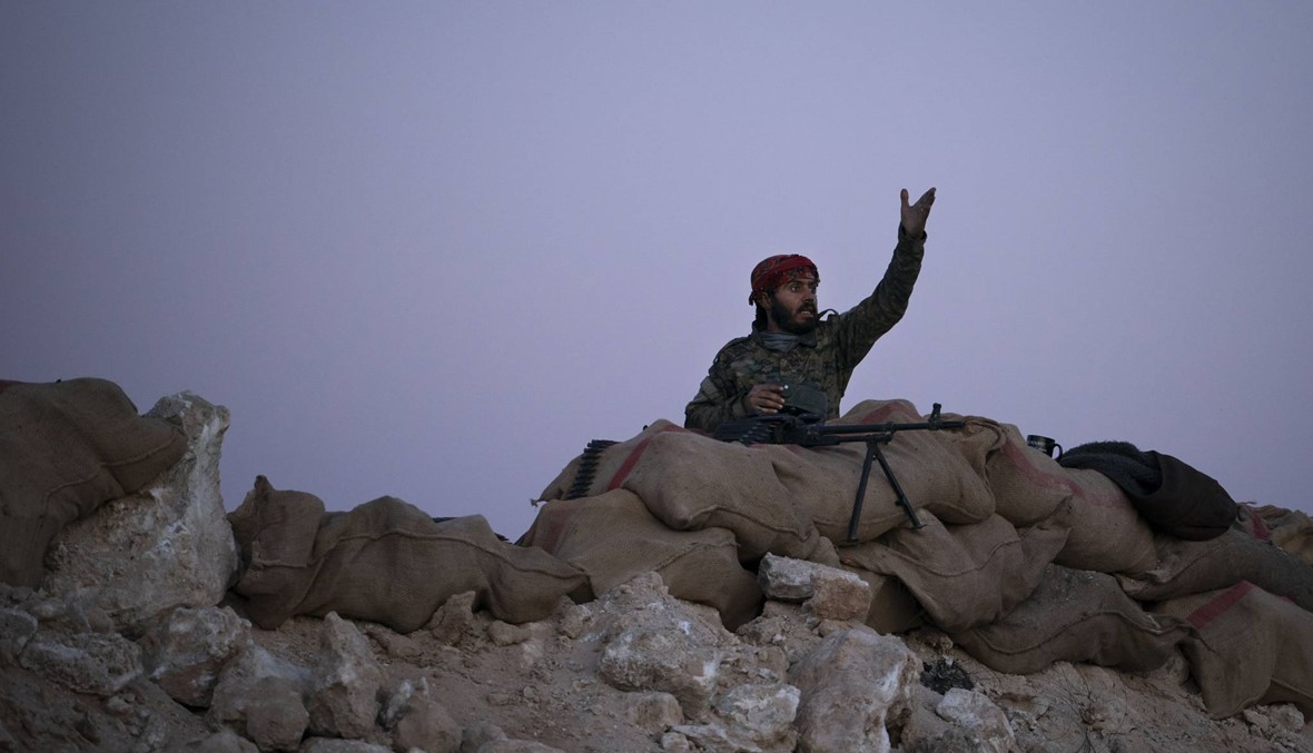 شاحنات تقل رجالاً ونساءً وأطفالاً تغادر آخر جيب لـ"داعش" في شرق سوريا