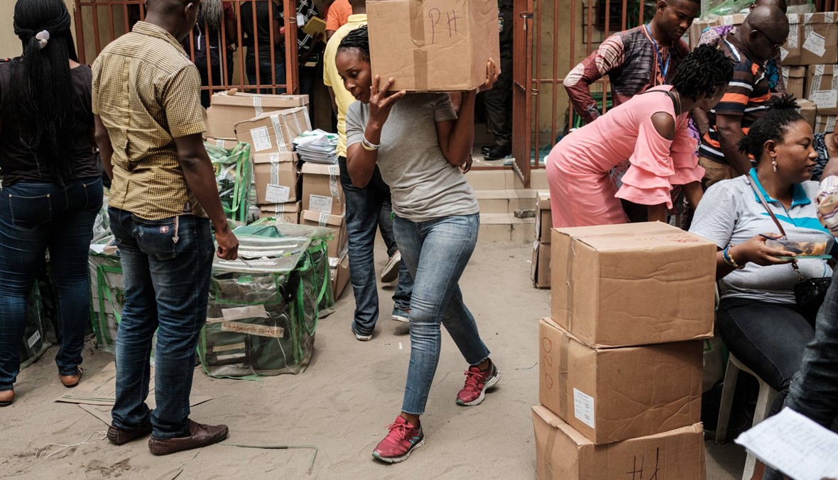 النيجيريّون ينتخبون رئيسهم السبت بعد أسبوع من التأجيل: المنافسة محتدمة بين بخاري وأبوبكر