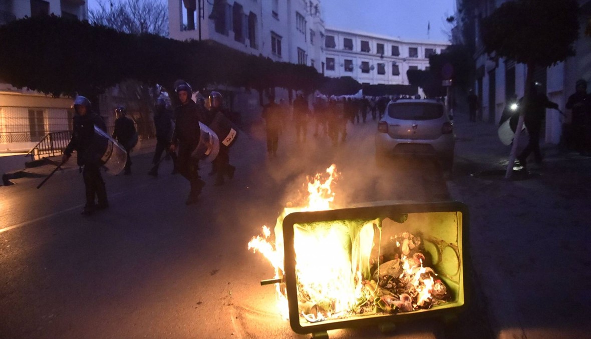 صدامات بين الشرطة الجزائرية ومتظاهرين يحتجون على ولاية خامسة لبوتفليقة