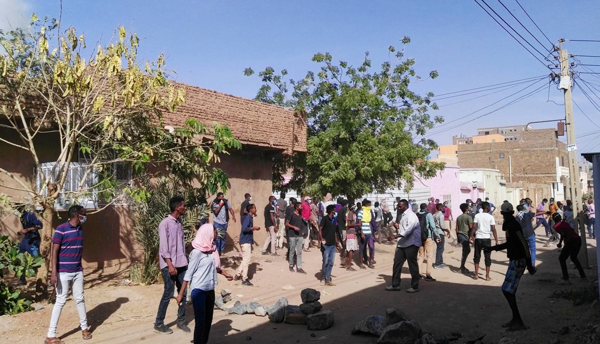 السودان: رئيس الوزراء الجديد يؤدّي اليمين... المحتجون ينزلون مجدّداً إلى الشارع