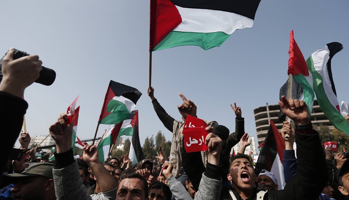 آلاف من أنصار "حماس" ودحلان تظاهروا في غزة ضدّ عباس: "ارحل"