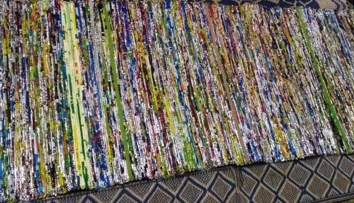 فكرة خارج الصندوق... محمود يصنع من أكياس البلاستيك سجّاداً يدويًّا وحقائب (صور)