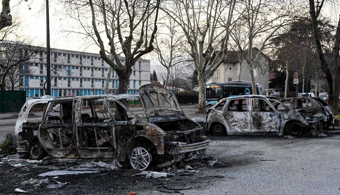 ليلة ثالثة من أعمال العنف... "مثيرو شغب" يضرمون النار بسيارات في غرونوبل الفرنسية